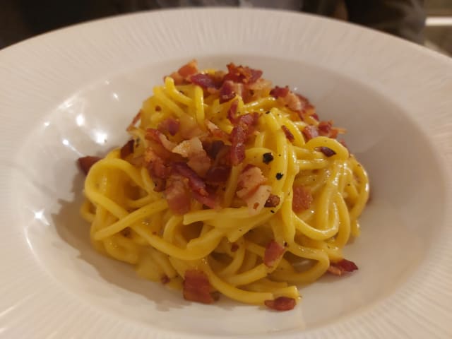 Spaghettoni alla carbonara croccante - Oliandolo Caffè Ristoro