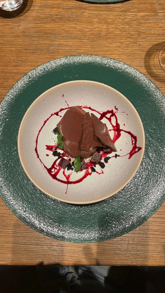 Mousse al cioccolato fondente, lamponi, biscotto - Ristorante Syrah