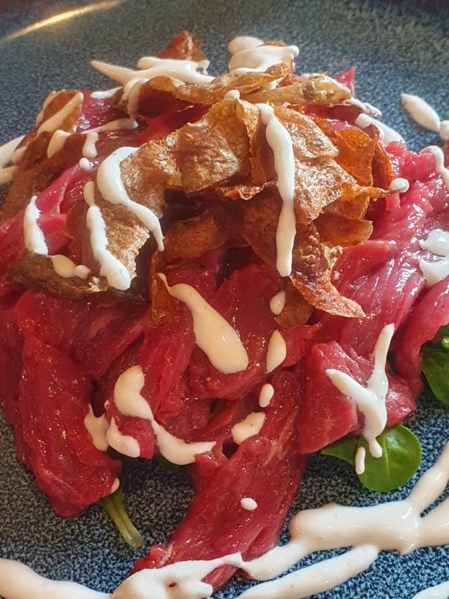 Stracciato Di Manzo, bucce di patate croccanti e salsa cacio, pepe e lime - Ripasso Vin Bistrot