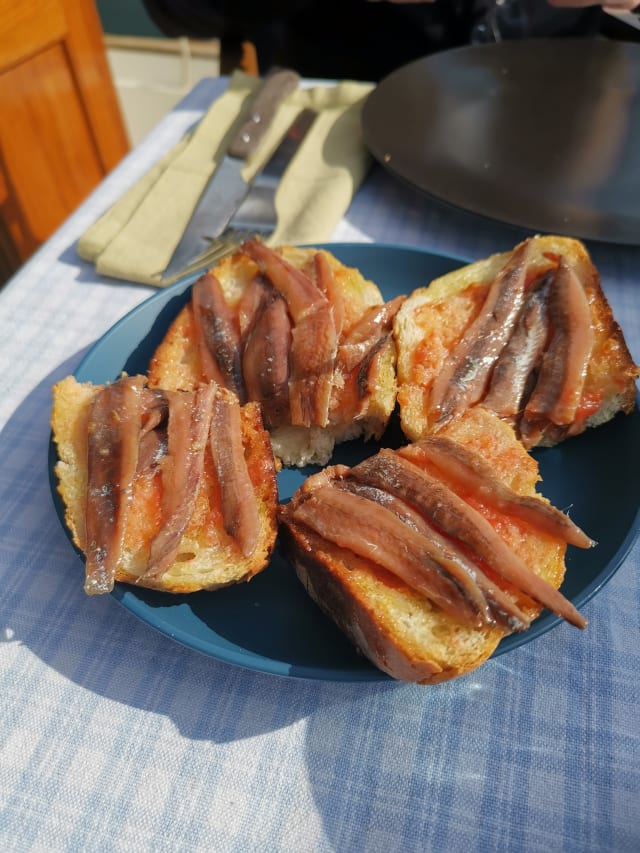 Anxoves de l'Escala amb coca de pà amb tomàquet - Urània II, Llança