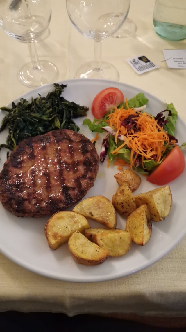 Hamburger di chianina dell’appennino centrale con patate al forno, cicoria ripassata e insalata mista  - Al Porcello Felice