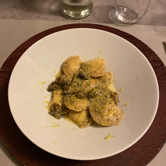 tortelli di  patate su fonduta di parmigiano, pesto di salvia e nocciole e lumache alla piastra - Agriturismo La Cippaia