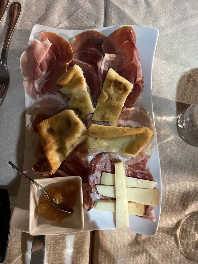 Salumi misti e formaggi della valdivara accompagnati dalle nostre marmellate e focaccia croccante - Ristorante Buranco Agriturismo