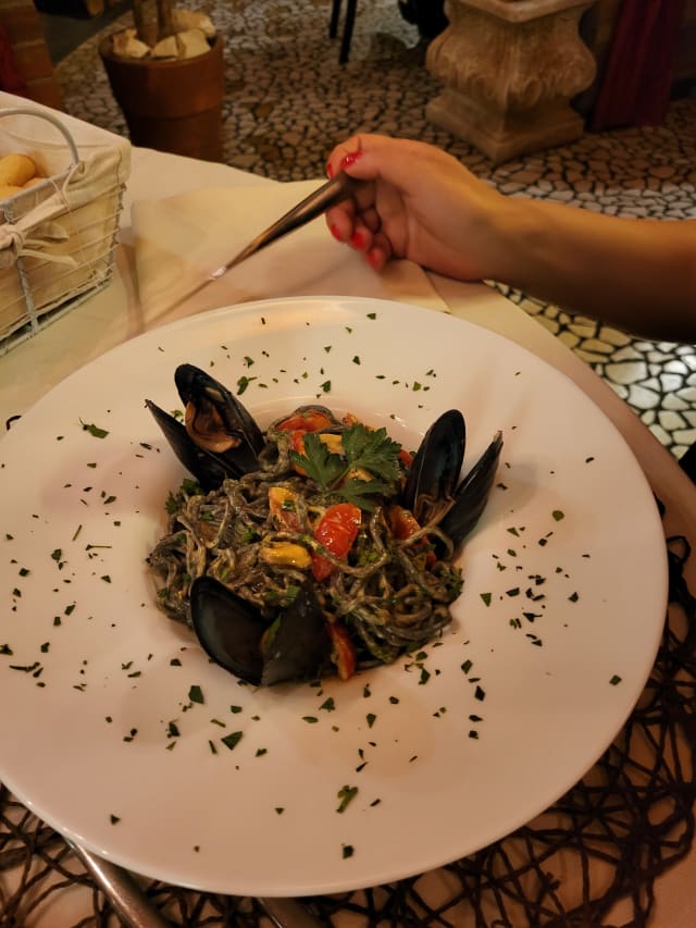 Spaghetti alle vongole con pomodorini e curcuma - Trattoria A Casa Mia