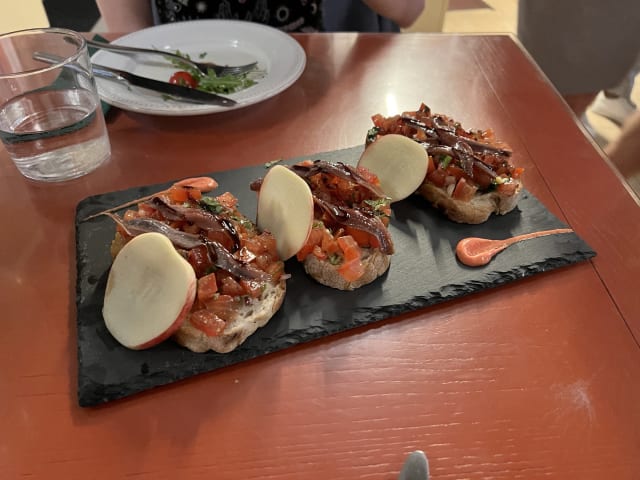 Anchovies and fresh tomato bruschetta - Eating Bear - Adhoc Wine, Lisbon