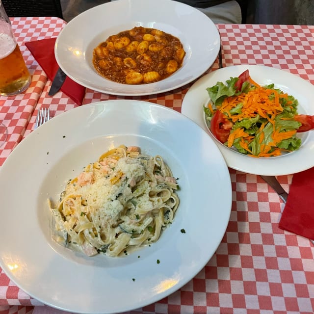 TAGLIATELLE CON SALMONE E FANTASIA DI VERDURE - Osteria Numero 1, Venice