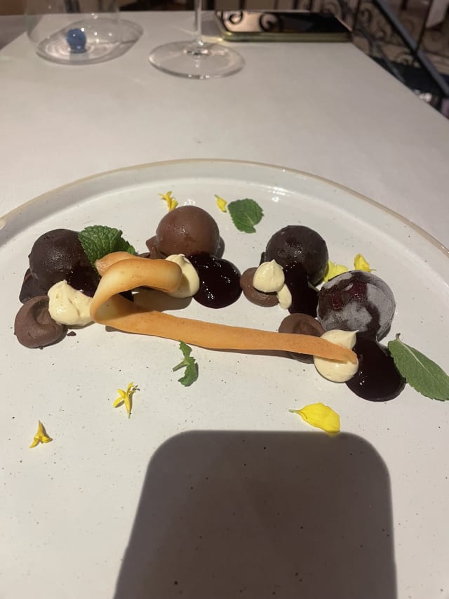 FORESTA NERA cioccolato, crema chantilly e ciliegie di Vignola - Antica Moka