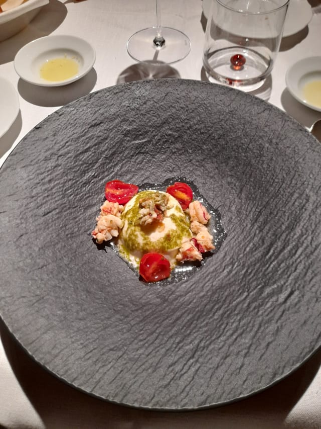 Burrata con astice, pomodoro crudo e battuto di basilico - Antica Moka