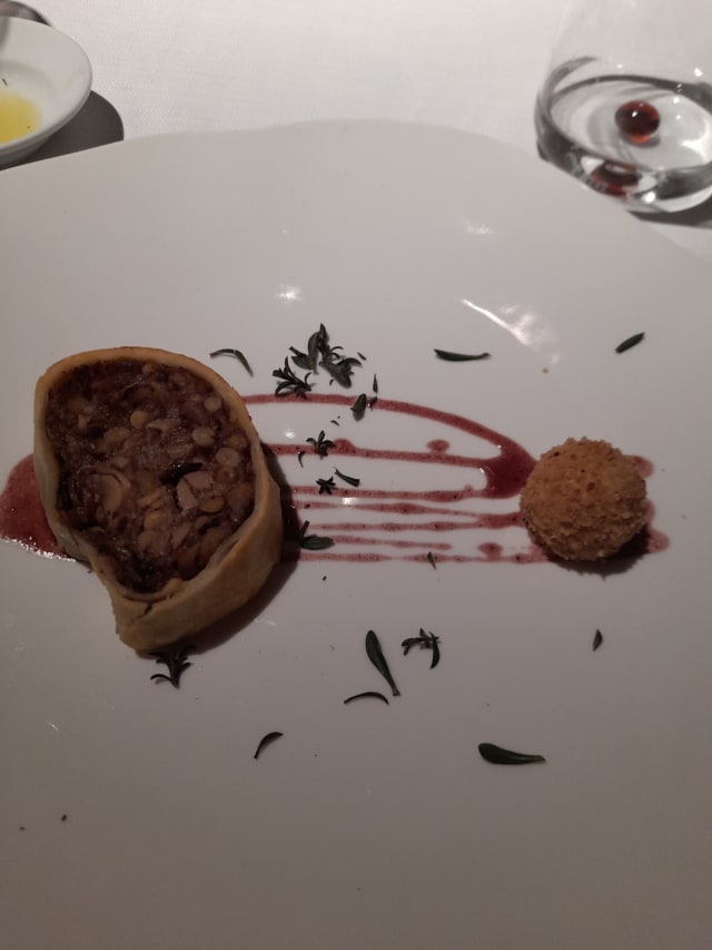 Strudel di Faraona, rocher al fegato grasso d'oca, salsa al Porto - Antica Moka, Modena