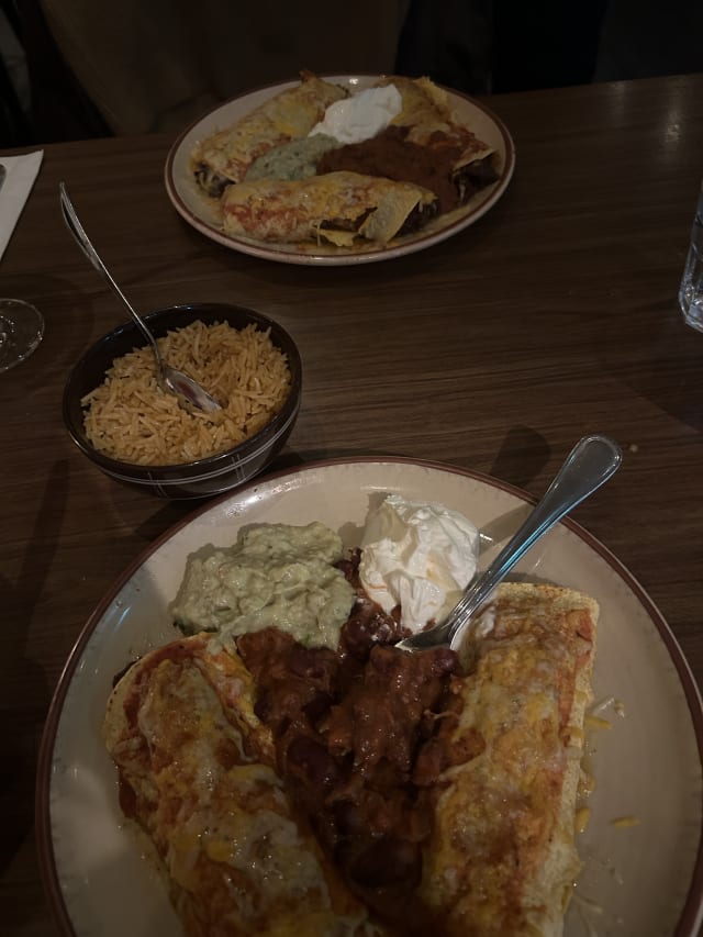 Enchiladas - 2 stuks/ pieces - Alfonso's Mexican & Grill Restaurant