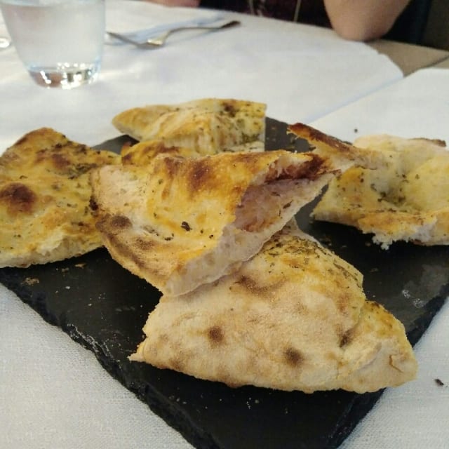 focaccia del nostro forno a legna - La Faraona