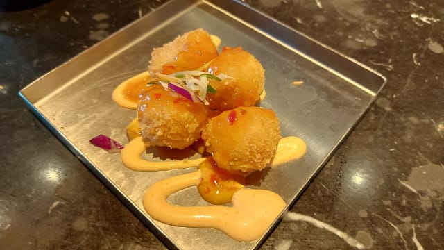 Croquetas con bechamel de gambas al ajillo - Le Macao, Madrid