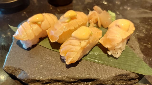Nigiri de salmón flambeado - Le Macao