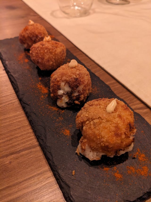 Croquetones de queso de cabra con cebolla caramelizada - Can Boleta "Raíces", Calella