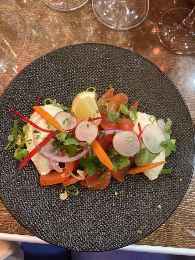 Tartare de saumon mariné, mangue fraîches, guacamole d'avocat - Les 3 Marches - Brasserie