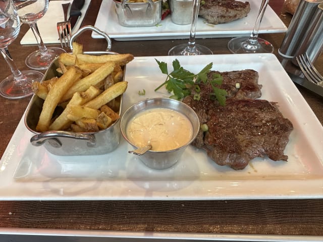 Entrecôte d'Argentine, frites maison et sauce du chef - Les 3 Marches - Brasserie