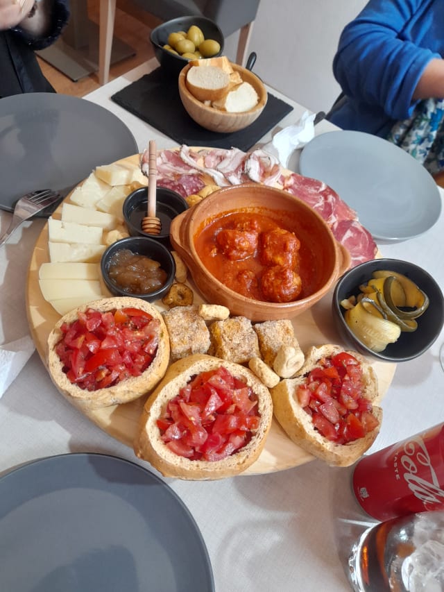 Bruschetta con pomodorini del pinnerolo o datterini, - Made In Sud - Aperitivi & Apericena