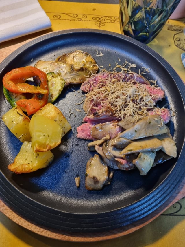 Tagliata di Angus Argentino con tartufo nero - Osteria I Macelli