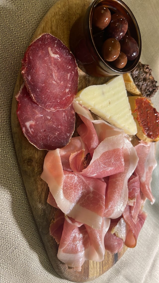 Antipasto Toscano con salumi formaggi locali e crostini - Osteria I Macelli