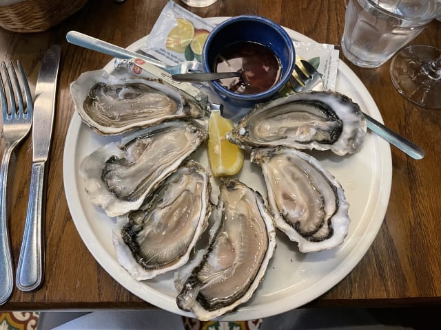 6 fine hollow oysters from Brittany  - Lobineau, Paris