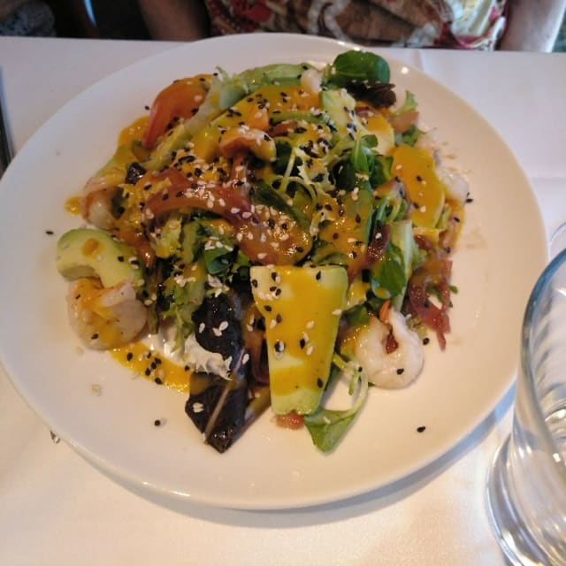 Ensalada con langostinos, siete hojas, aguacate y vinagreta de mango - Ferrum, Barcelona