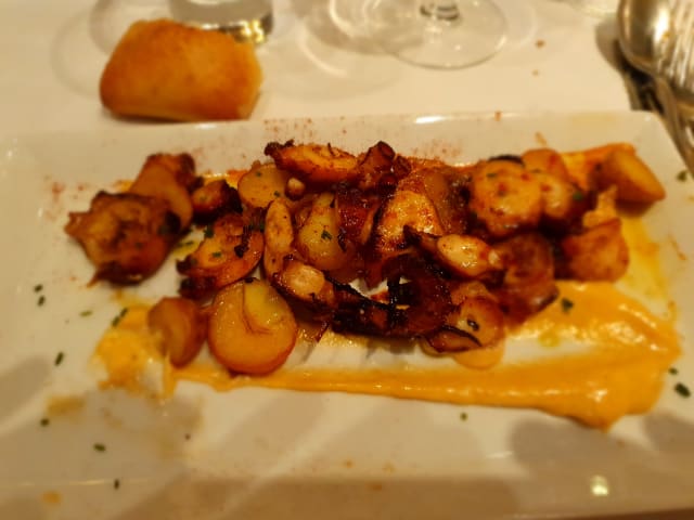 Pulpo a la plancha, alioli de pimentón de la Vera  y patatas chef  - Ferrum, Barcelona