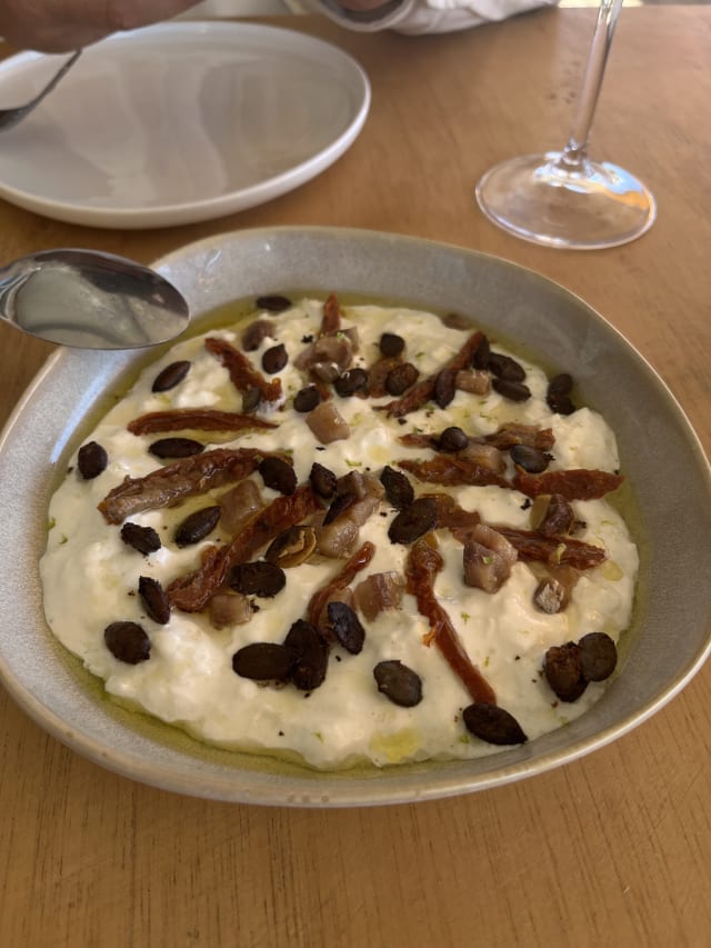 Stracciatella de burrata con tomate semiseco y sardina ahumada - Viterra , Sant Andreu De Llavaneres