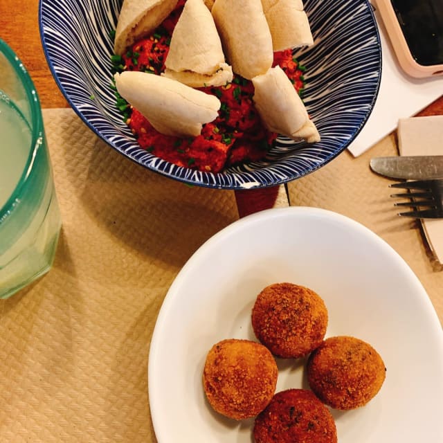 Croqueta de boniato y trompetas (veggie) - Omnia Cafe-Bar