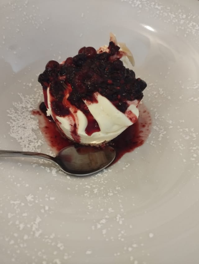 Semifreddo al caramello e vodka su crumble con salsa di frutti di bosco - Mattacéna, Florence