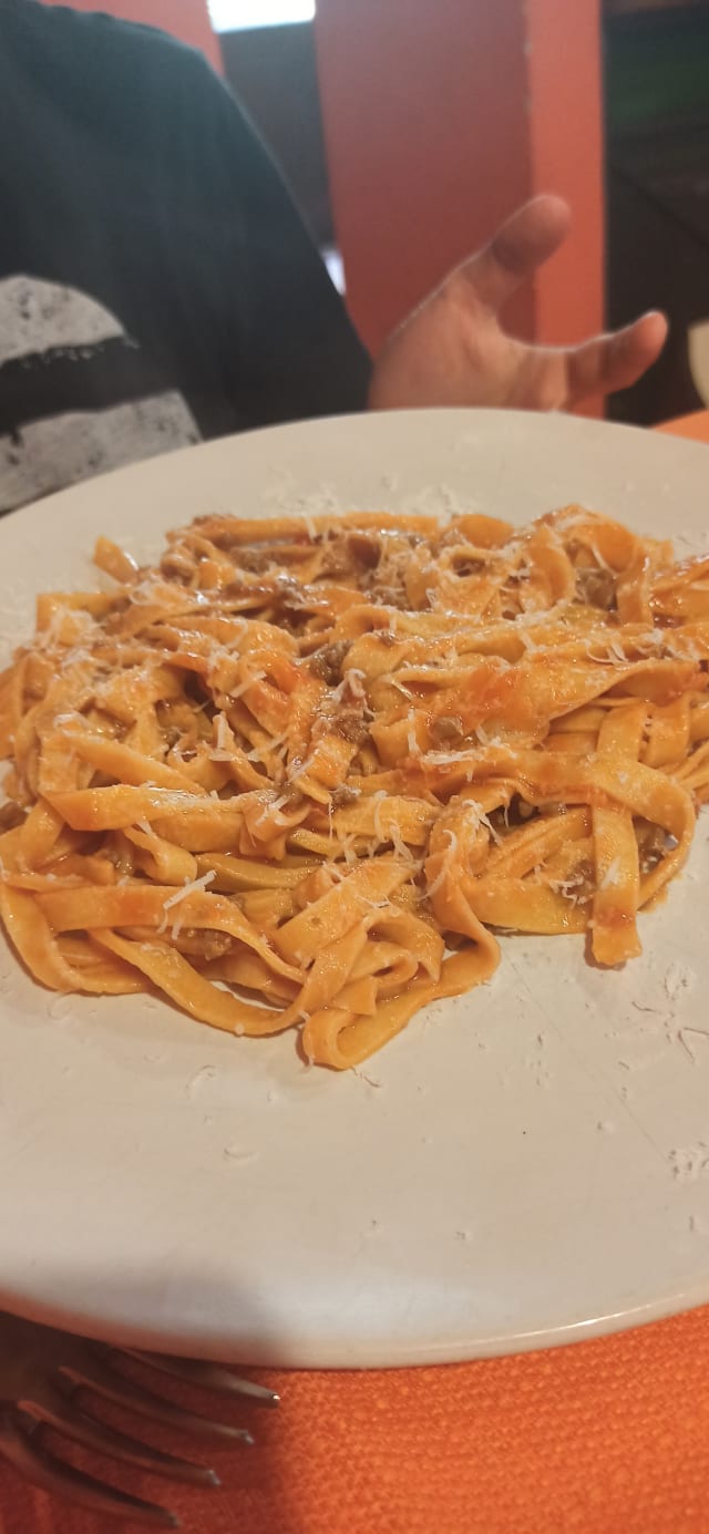 fettuccine fatte a mano al ragù - Cacio e Pere