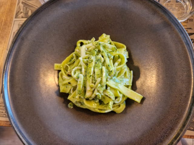 Tagliatelle con pesto e julienne di calamari - Bistrot 19