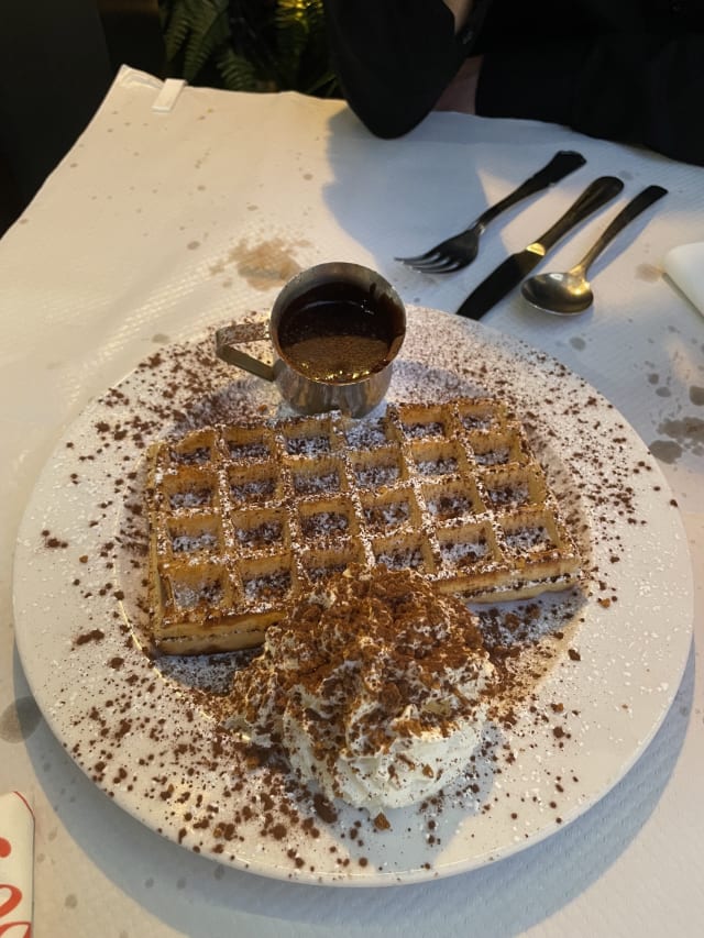 Gaufre chocolat chaud, chantilly - Le Chalet Savoyard, Paris