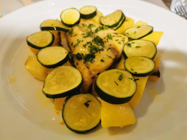 Filetto di ombrina con patate al forno e barbabietola - Gambero