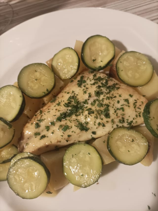 Filetto di Spigola con patate al forno e zucchini - Gambero