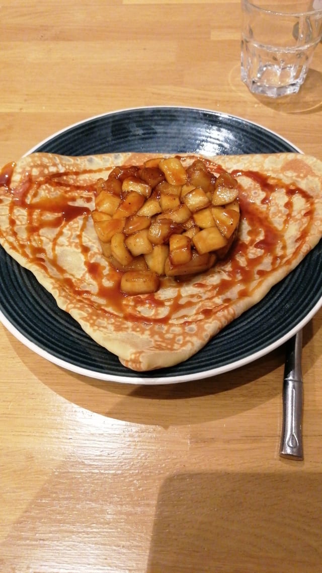 Crêpe Pommes/Caramel Beurre Salé, Glace Vanille & Chantilly - Le Petit Roméo