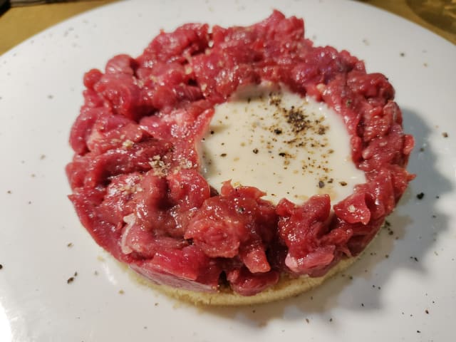 Tartare di fassona (150 gr) con granella di grissini e salsa carbonara - Bono Bottega Nostrana - Monti