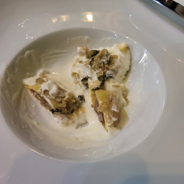 Ravioli acqua e farina con ripieno di porchetta di ariccia, crema di parmigiano reggiano e verza stufata - Bono Bottega Nostrana - Monti, Rome