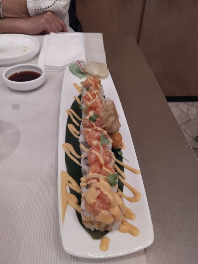 Uramaki spicy salmon - Yang Sushi and Fusion