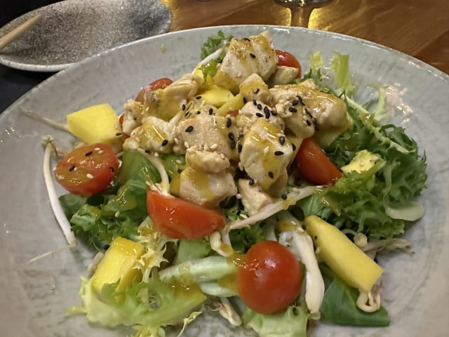 Ensalada pollo y mango - Moshio Sushi, Barcelona