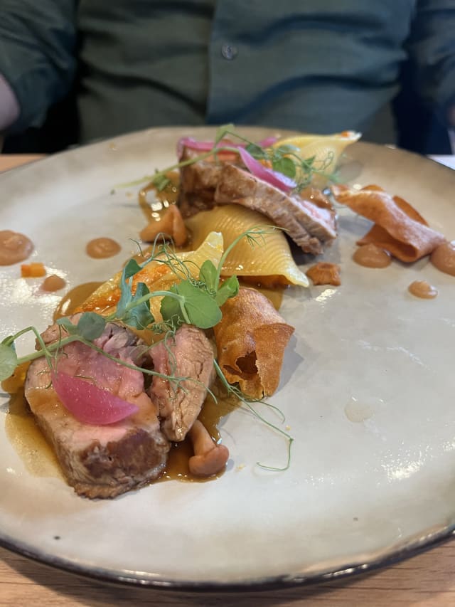 Filet de veau, conchiglie farci, condiment de fruit et miel - Restaurant L'ExtrA, Reims