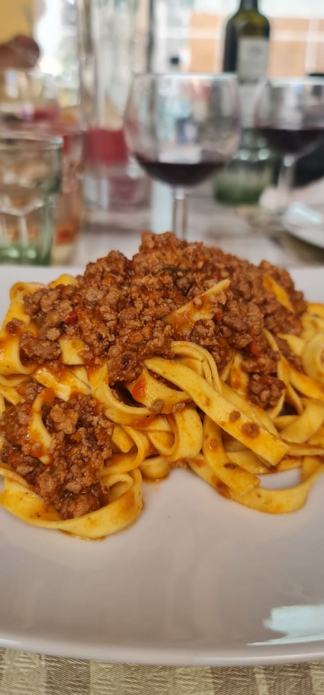 Tagliatelle al ragù classico - Enoteca Il Grappolo