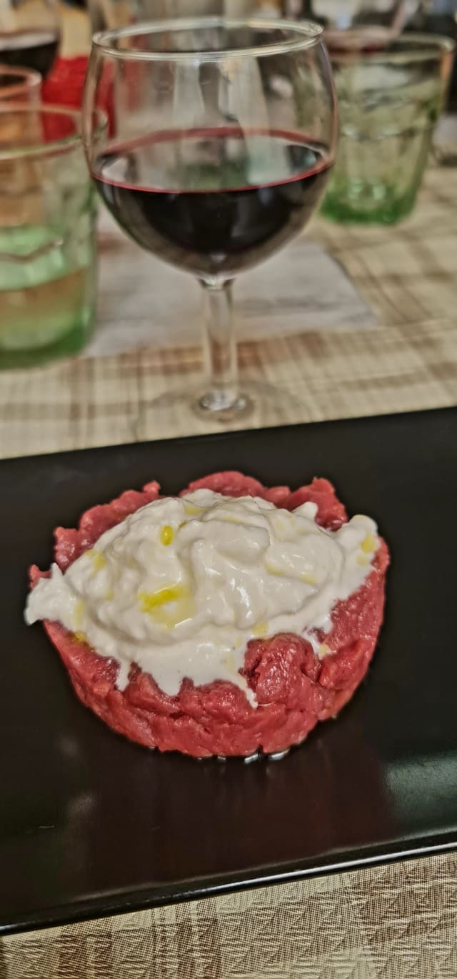 Tartare di scottona con burrata - Enoteca Il Grappolo