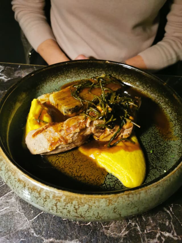 Saumon confit à l’huile d’olive, menthe fraîche et cacahuètes, riz japonais et wok de choux chinois et champignons noirs, sauce thaï infusée - Nessia, Paris