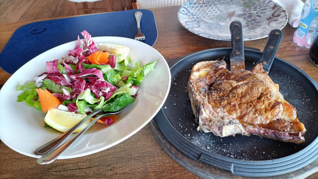 Costata di manzo con insalata mista - Il Rifugio del Nonno