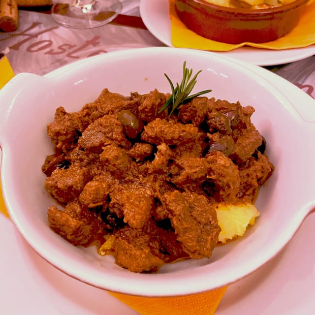 Cinghiale in umido con polenta e olive toscane - Hosteria "da Fermento", Pisa