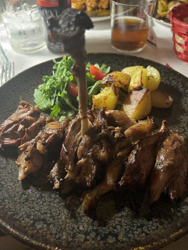 Stinco di maiale con patate al forno - Osteria del Giglio