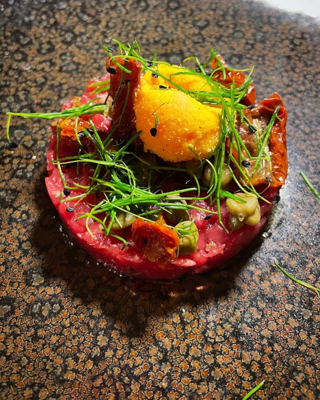 Tartare di manzo tagliato a coltello con capperi, erba cipollina, uovo croccante e pomodorini secchi - Osteria del Giglio, Florence