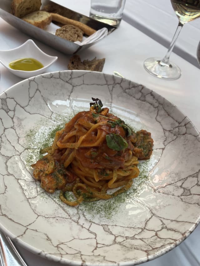 Tagliolini alla “busara”, scampi, pomodoro, bisque e prezzemolo - Le Maschere