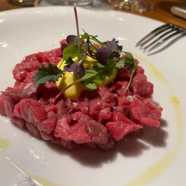 Carne cruda di vitella con salsa olandese - Locanda del Falco