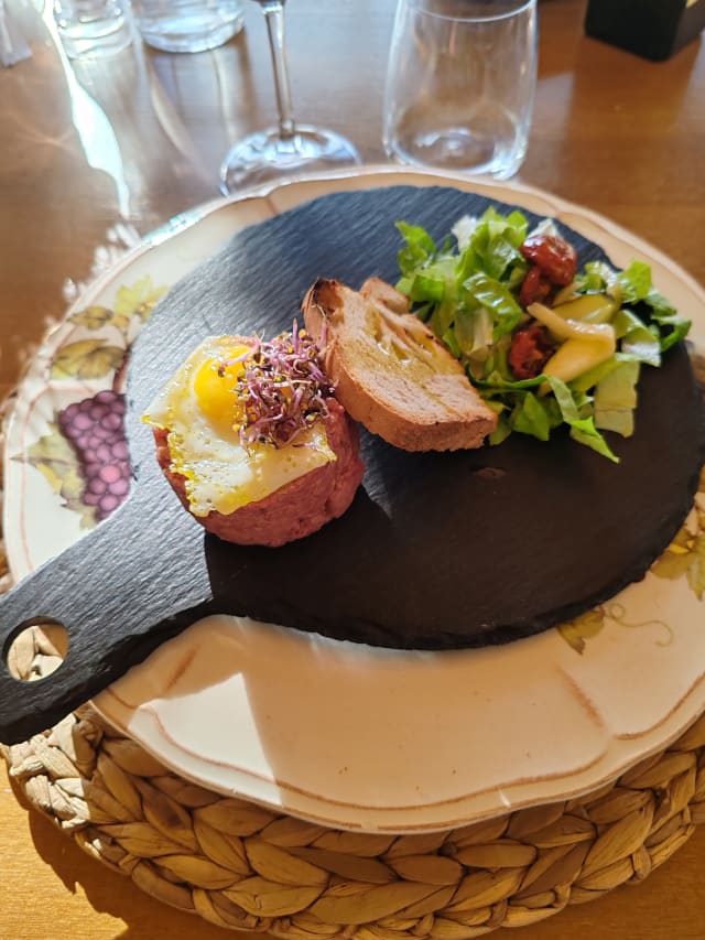 Tartare di manzo maremmano bio con uovo di quaglia - Il Ristorante di Antica Fattoria La Parrina